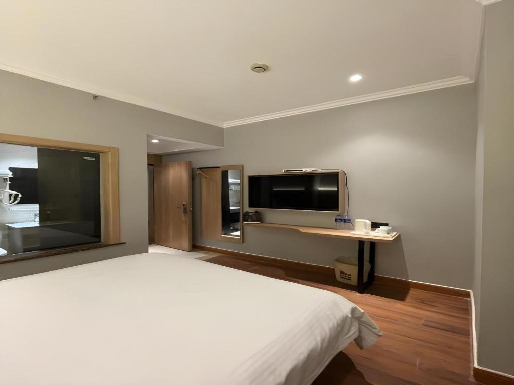 Greentree Inn Shanghai Hongqiao Hub Convention Center Jinghua Road Shell Hotel Exterior photo